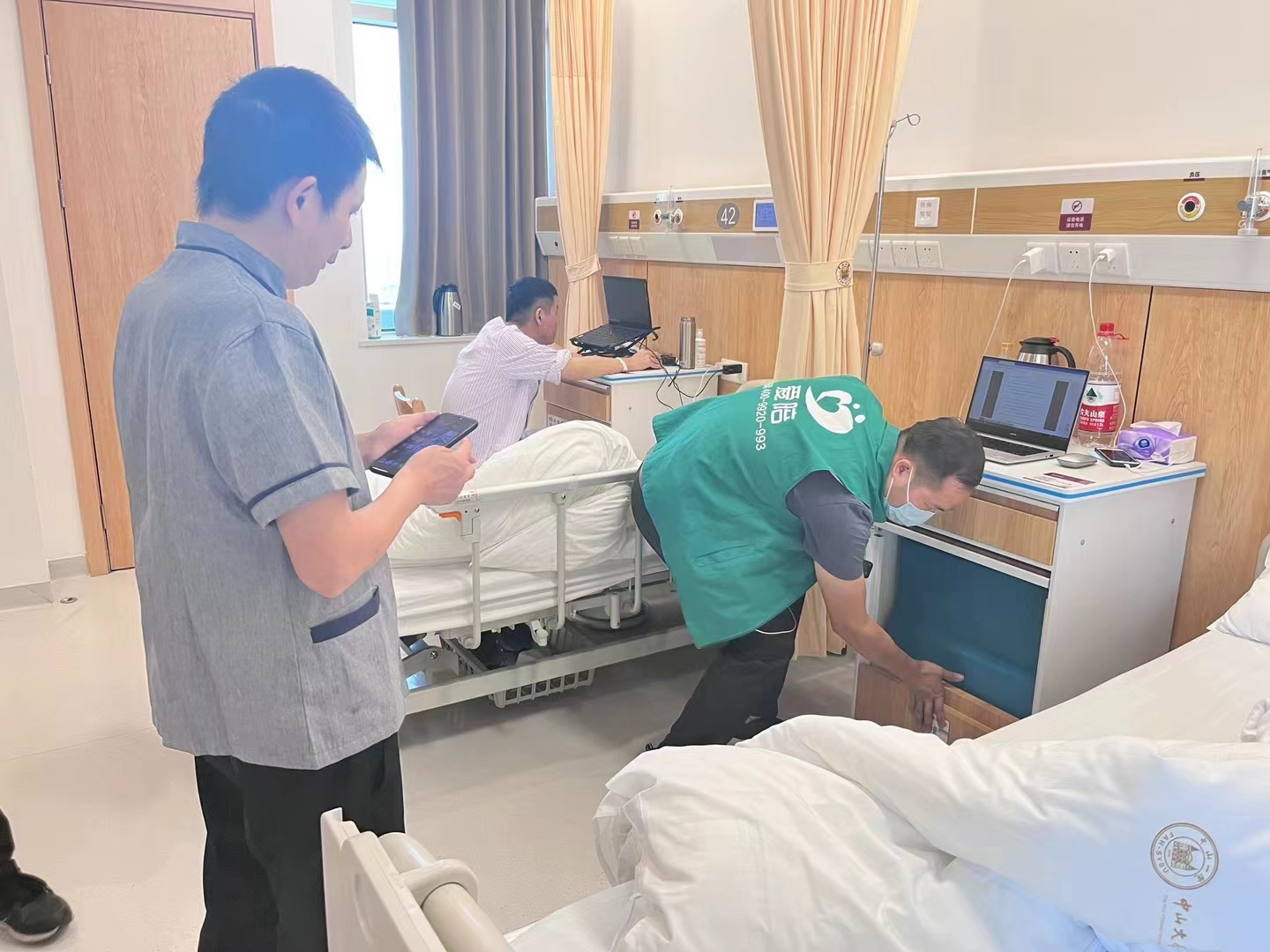 醫院智能床頭柜招商合作：愛陪共享智能陪護柜源頭廠家！