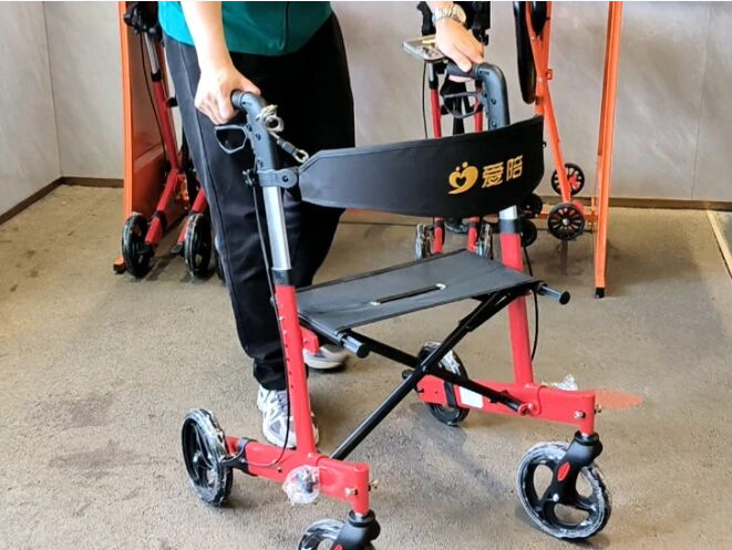愛陪共享助步車成為銀發族的游玩“第三雙腿”，景區漫步新神器！